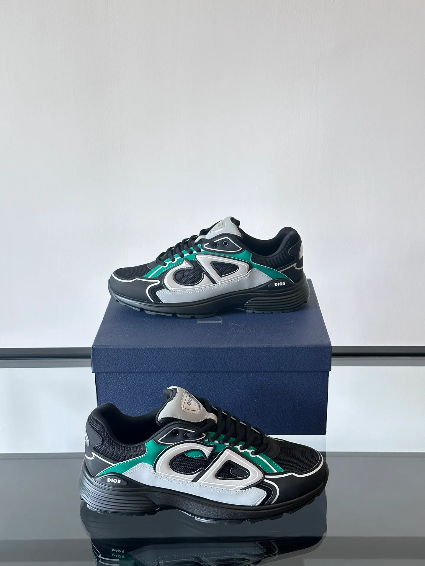 Men's Men's Shoes Men's Men's 💰440 "Dio*" Dior B30 series sports shoes, multi-color mesh fabric and multi-color technical fabrics, this season's newly launched B30 low-top sports shoes are one of the flagship styles of the series. Crafted from multicolor mesh and technical fabrics, it's finished with a reflective "CD30" graphic and silver-toned "DIOR B30" and "CD30" logos on the heel and tongue. An extra-light, sculpted rubber sole with signature accents adds style, while internal stretch details create ideal comfort. It can be matched with various casual styles to show a fashionable and modern sports style. Size: 38-44 (45-46 customized)